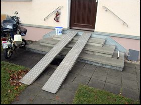 Lépcső akadálymentesítés mobil rámpával Lépcső akadálymentesítés mobil rámpával